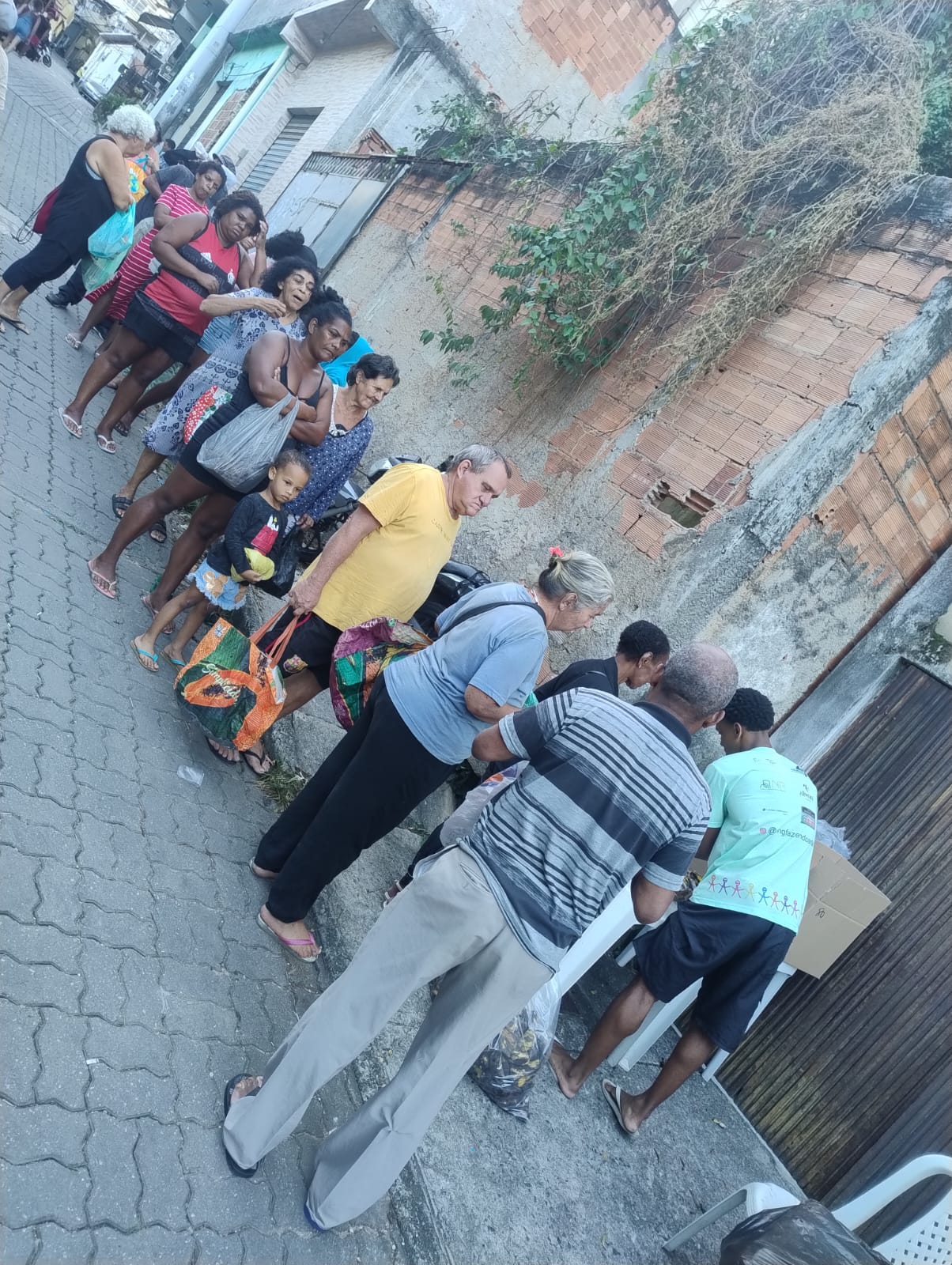 Voluntário organizando caixas de alimentos