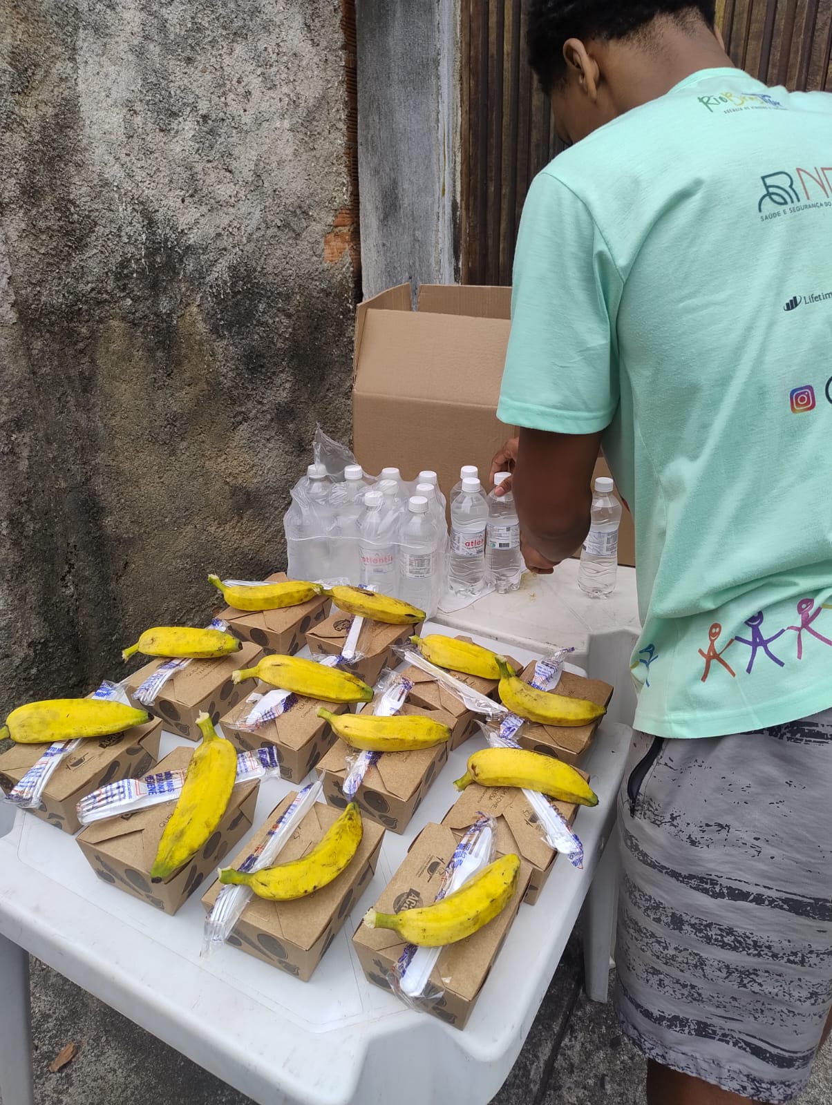 Marmitas com bananas e água sendo preparadas